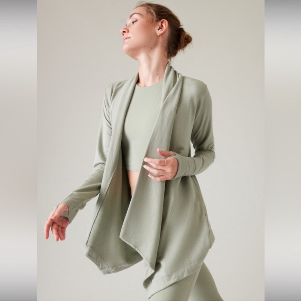 NWT. Athleta Pranayama Wrap // Fern Green
